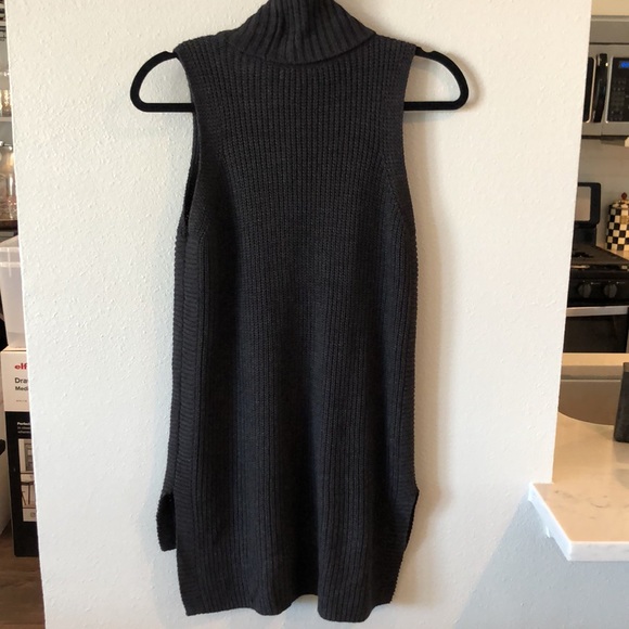 Sleeveless Sweater - Picture 6 of 6
